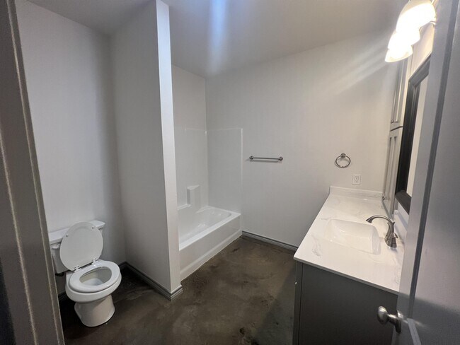 Building Photo - 10071 Shadow Wood Cir