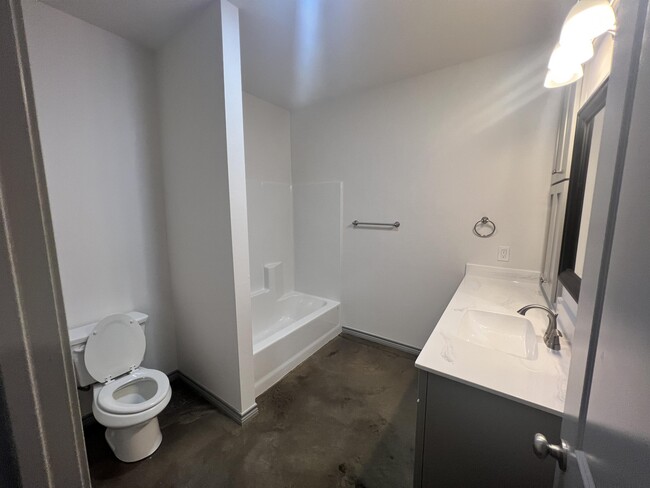 Building Photo - 10071 Shadow Wood Cir