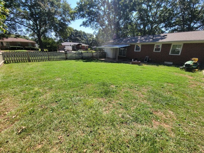 Building Photo - 3 Bed 1.5 Bath Home Available in Greenville