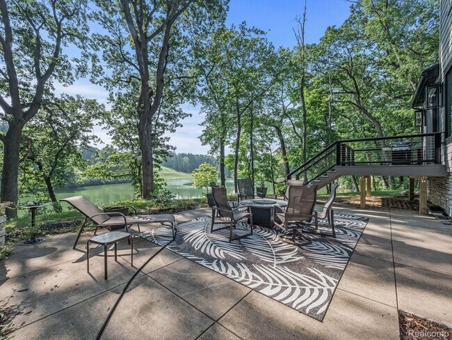 Foto del edificio - 3511 Lakecrest Dr