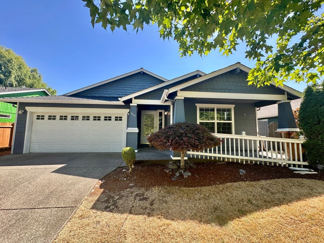 Foto principal - Three Bedroom Two Bath Home