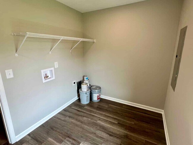 Building Photo - *Fully Renovated* 3 Bed, 2 Bath, Ranch Style