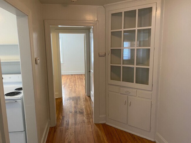 Foto del edificio - Adorable 1 Bedroom Duplex in Watts-Hillandale