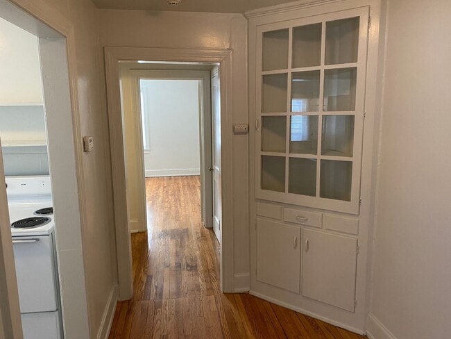 Building Photo - Adorable 1 Bedroom Duplex in Watts-Hillandale