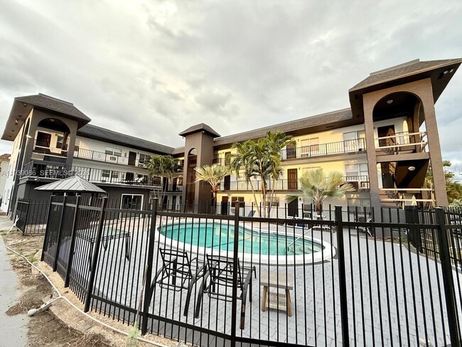 Building Photo - 1100 NE 9th Ave