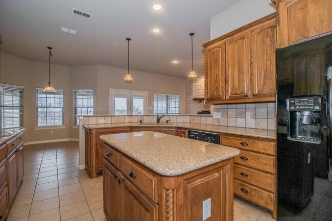 Foto del edificio - Beautiful Traditional Home on Over an Acre in Weatherford!