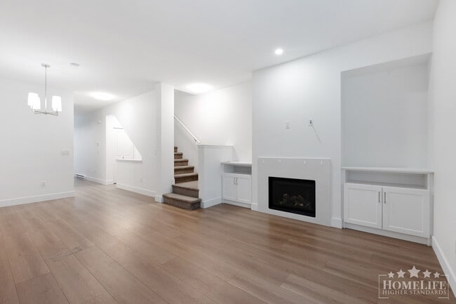 Building Photo - Spacious 3 Bed Townhome in Highland Park with Resort Style Amenities and Private Yard