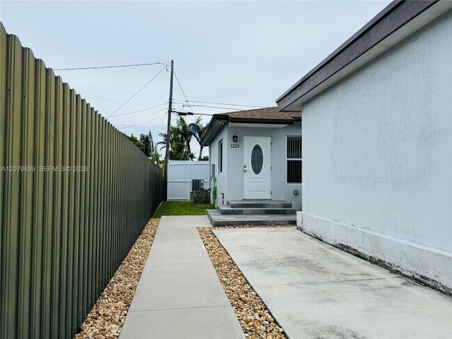 Building Photo - 1221 SW 76th Ct
