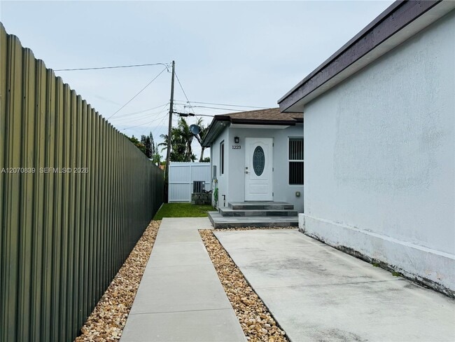 Foto del edificio - 1221 SW 76th Ct