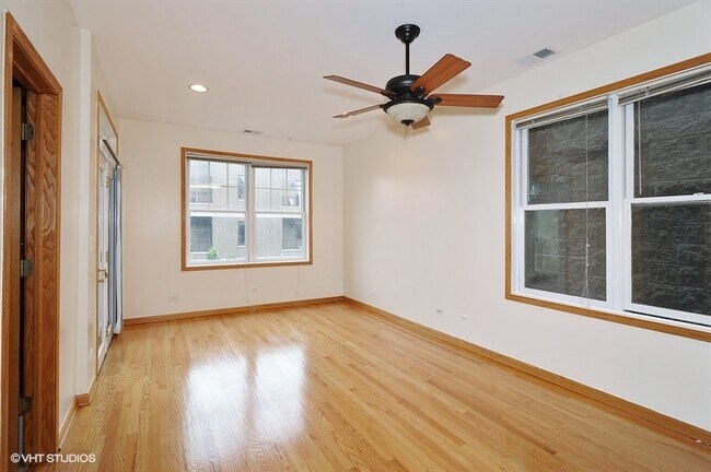 Foto del edificio - 1449 W Belmont Ave