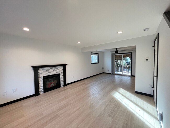 Building Photo - Stunning 3 Bed, 2.5 Bath House in SE Portl...
