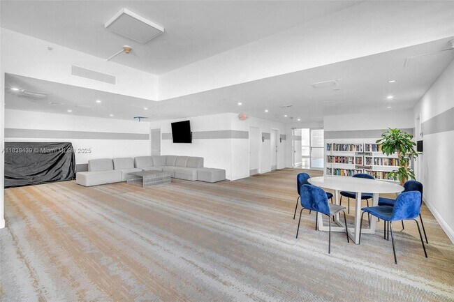Building Photo - 10350 W Bay Harbor Dr