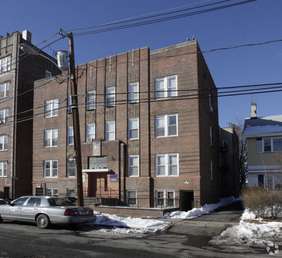 Building Photo - Elizabeth Arms