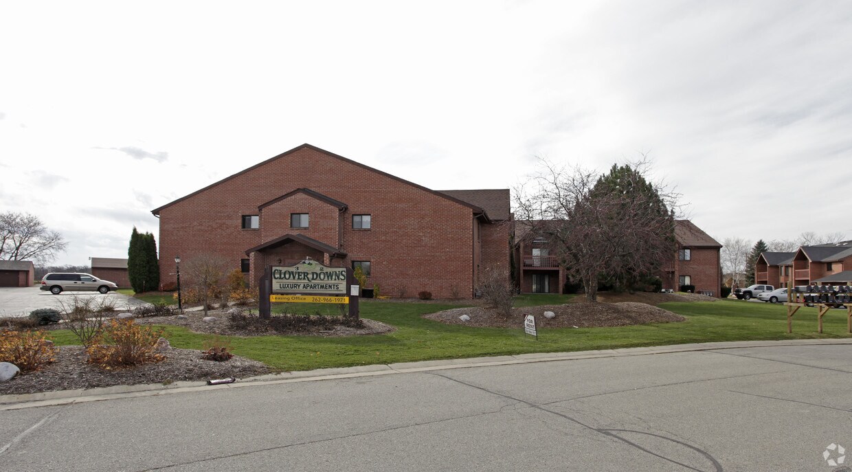 Clover Downs - Clover Downs Condominiums
