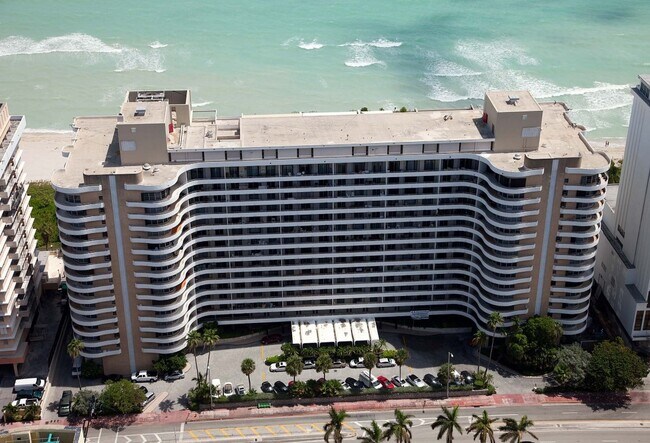 Exterior del edificio - Vista lateral - 5555 Collins Ave
