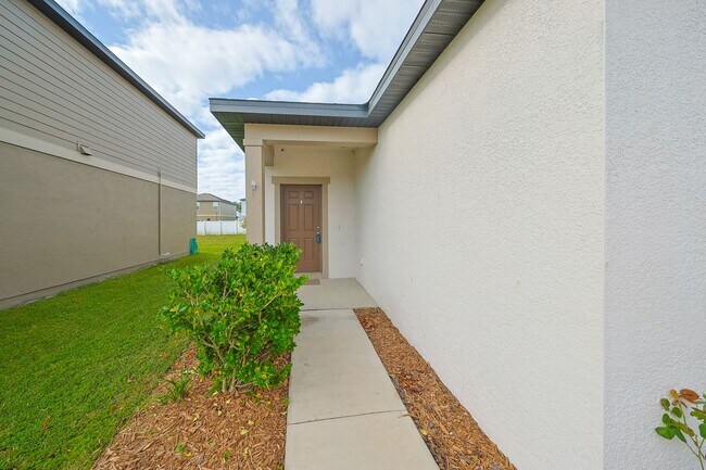 Building Photo - Beautiful Home 3/2/2 Home