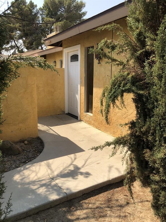 207 S Lumill St Unit B, Ridgecrest, CA 93555 Room for Rent in