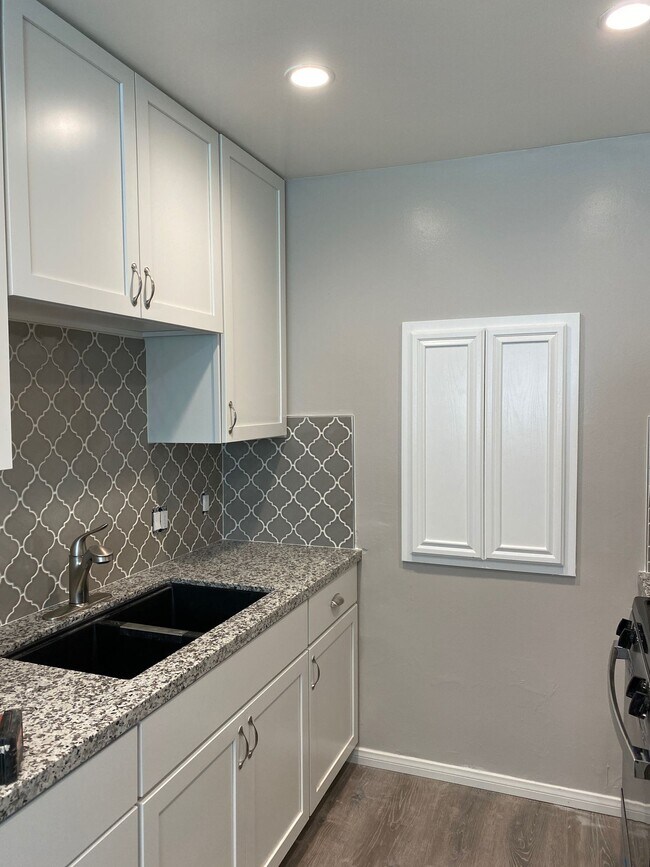 Foto del edificio - Heart of Hillcrest 3/2 upstairs unit with ...