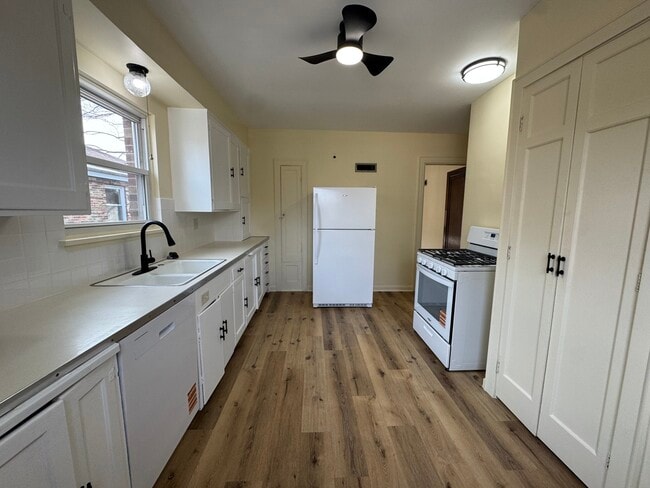 Foto del edificio - 234 E Pleasant St