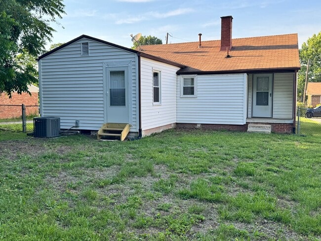 Building Photo - Recently updated spacious 2 bedroom with flex space and fenced backyard