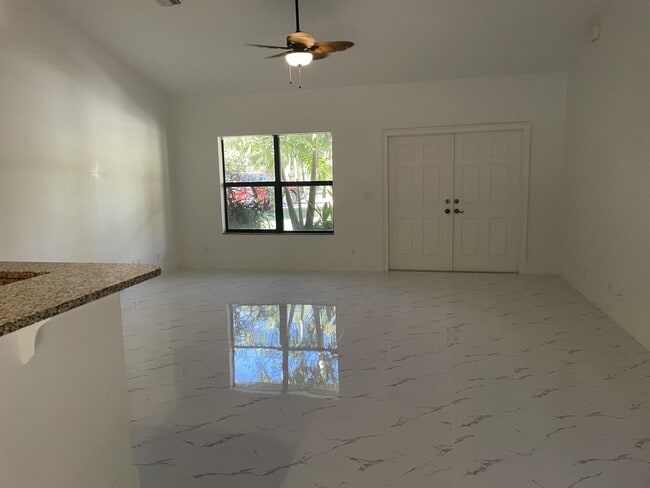 Foto del edificio - 6021 180th Ave N