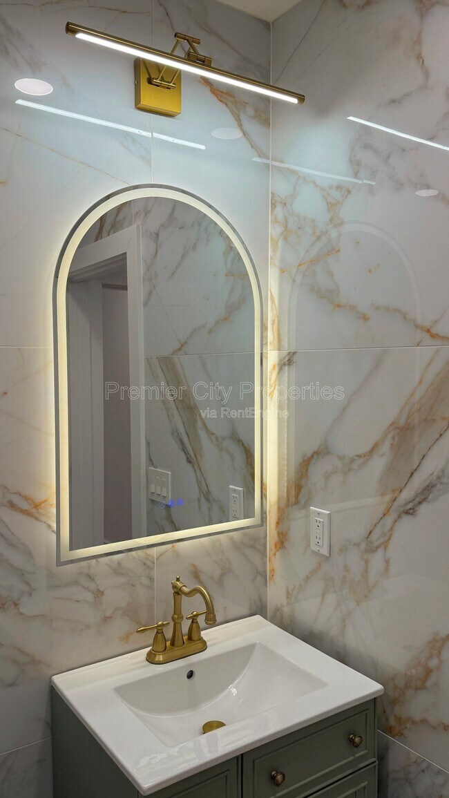 Foto del edificio - 240 Mcgregor Ave