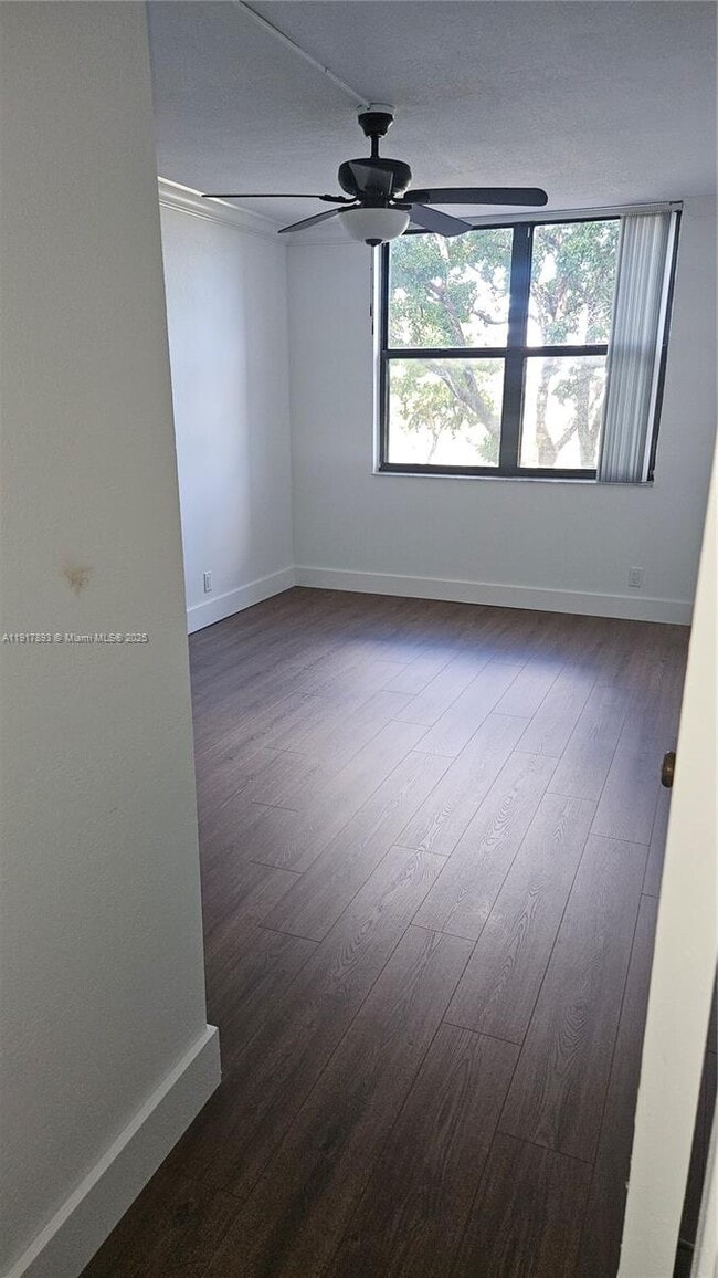 Foto del edificio - 105 Lake Emerald Dr