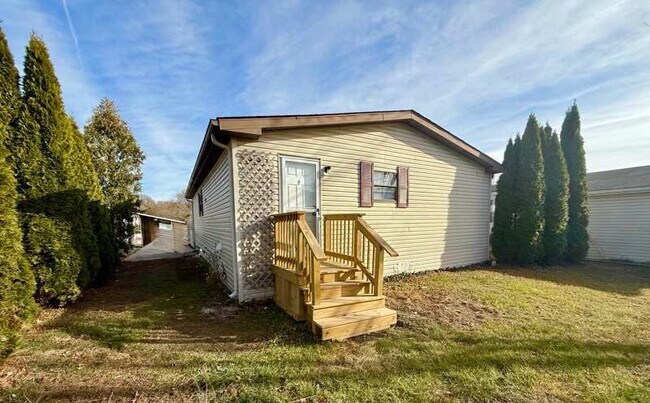 Building Photo - Spacious & Affordable 3BR Home in Belleville - Pet-Friendly, Central AC & Only $900!