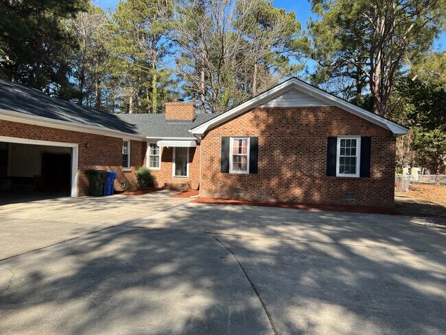 Foto del edificio - 1200 Raleigh Rd Pkwy W