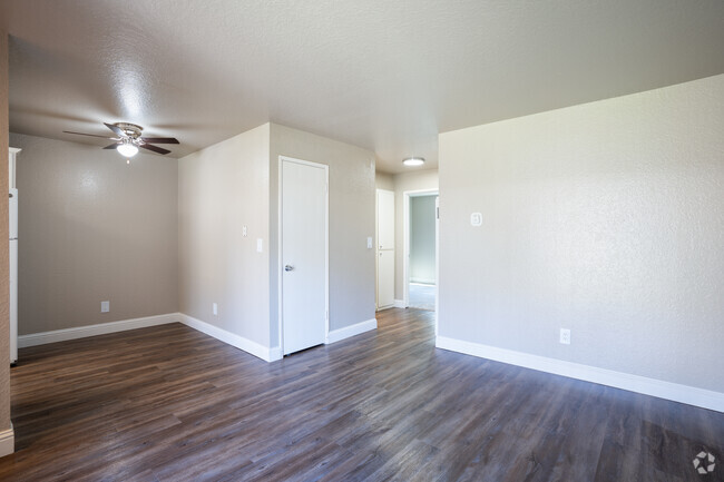 1HAB, 1BA - 649SF con gabinetes blancos - Sala de estar - Alderwood Park Apartments