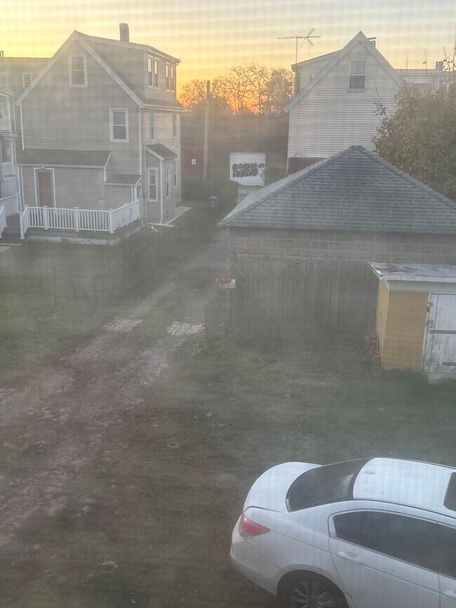 Aparcamiento al lado de la casa, lejos del aparcamiento en la calle. - 104R Homes Ave