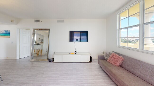 Building Photo - 215 SW 42nd Ave