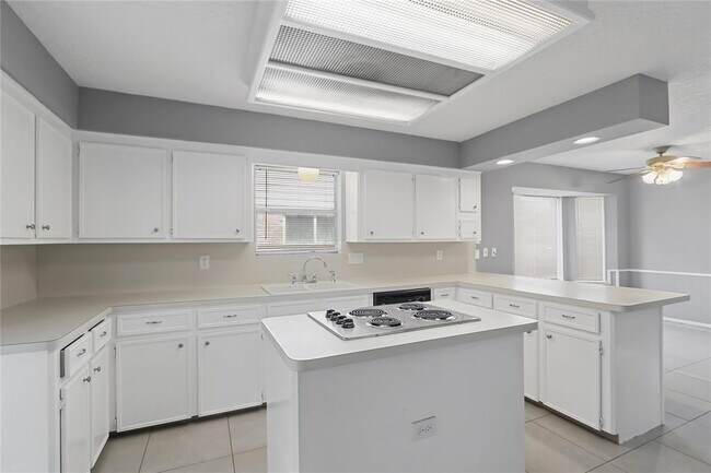 Foto del edificio - 2403 Creek Meadows Dr