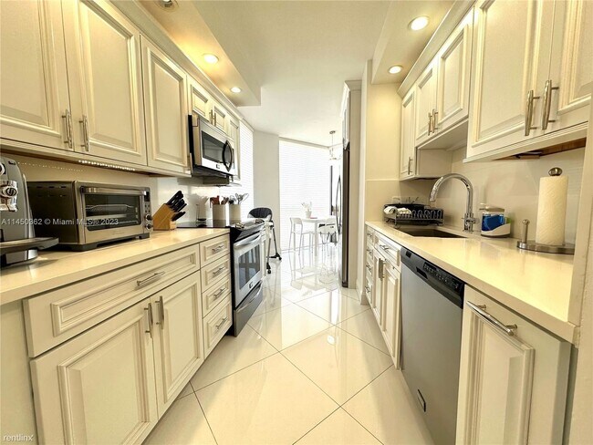 Building Photo - 2 br, 2 bath Condo - 1000 W Island Blvd Ap...