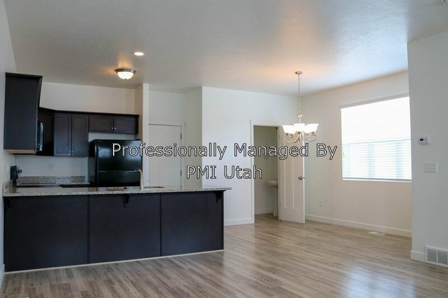 Building Photo - 1087 Emerald Pools Ln