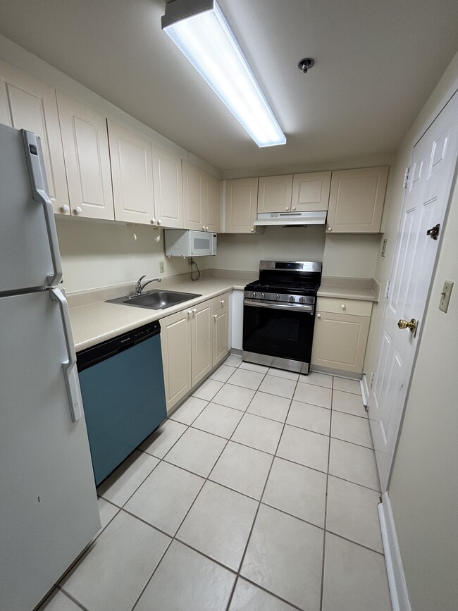 Kitchen - 1501 Clairmont Rd