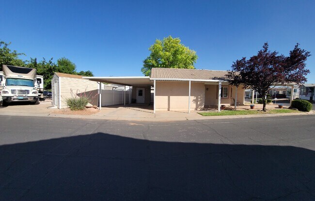 Foto del edificio - 2 Bed/1.5 Bath In An Active 55+ Community