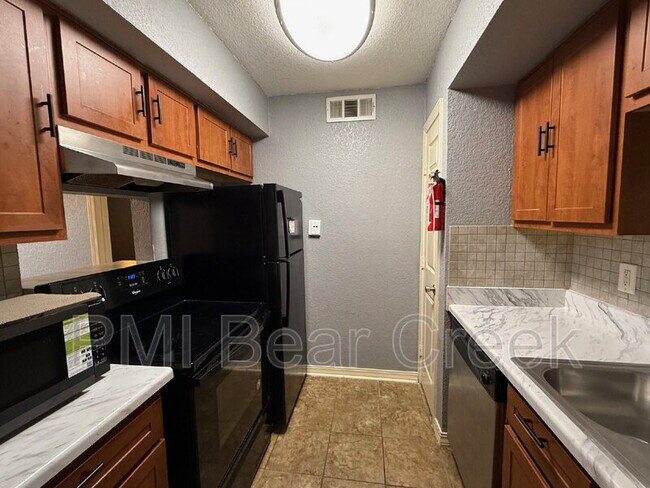 Building Photo - 8100 Creekbend Dr