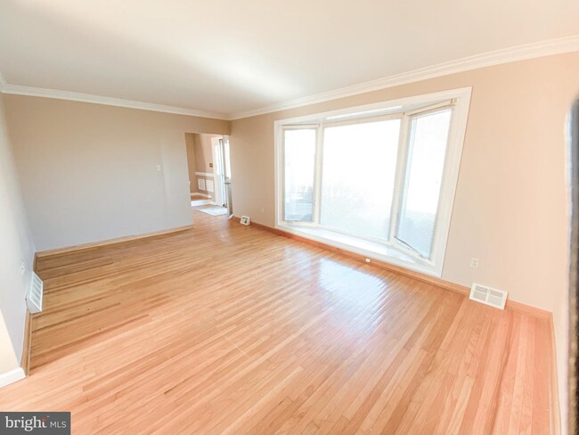 Foto del edificio - 300 Oak Ln E