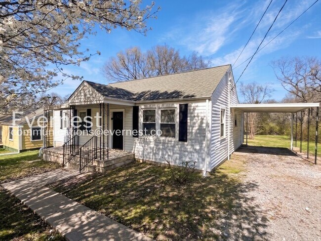 Foto del edificio - 3 Bed/1.5 Bath Home with Off-Street Parking / Pet-Friendly / Coming Soon!