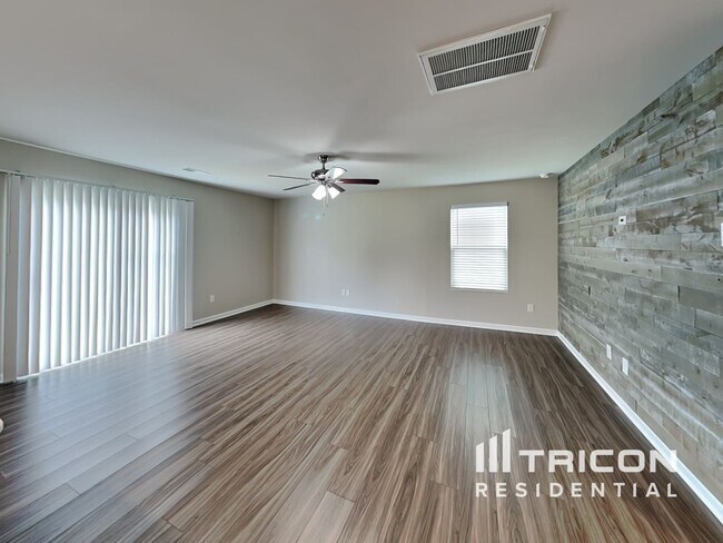 Foto del edificio - 1361 Woodhouse Dr
