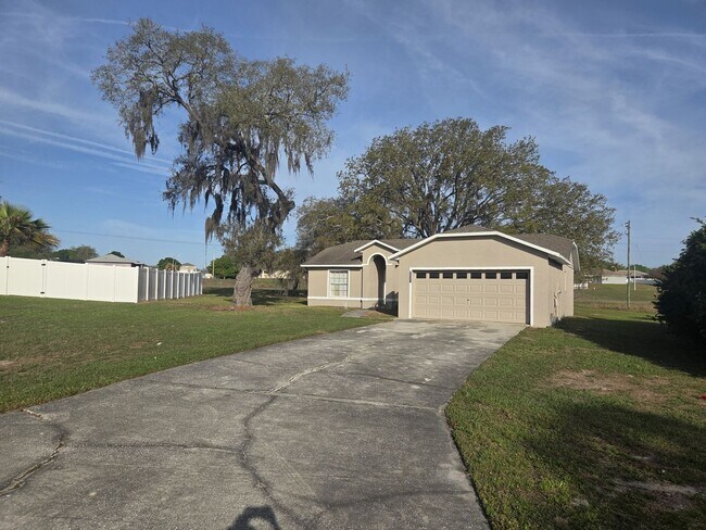 Foto del edificio - 3/2 on Large Lot Available Now