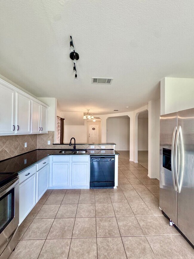 Foto del edificio - Spacious 5-Bedroom Home with In-Law Suite ...