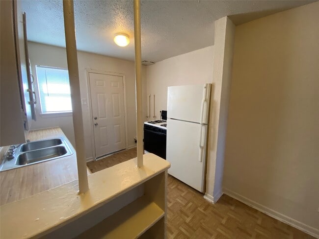 Building Photo - 4211 Rockingham St