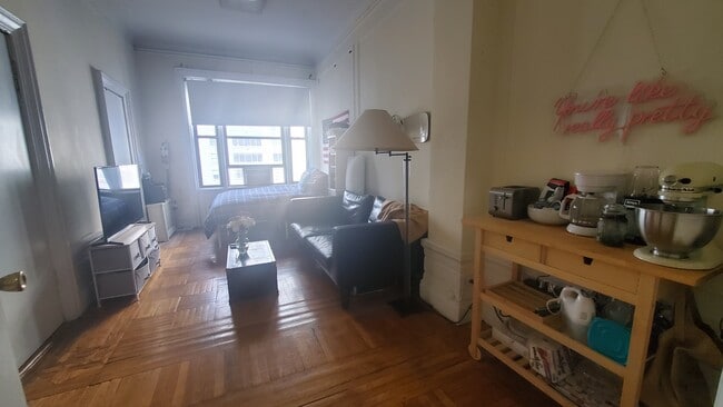 Building Photo - 140 W 69th St