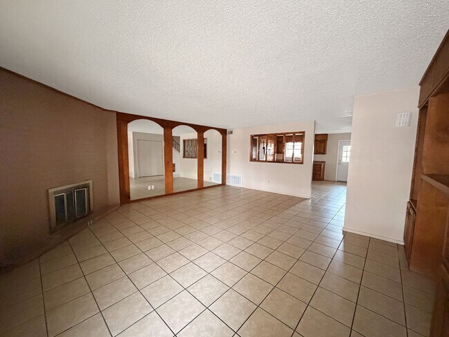 Foto del edificio - 419 W Kiowa Ave