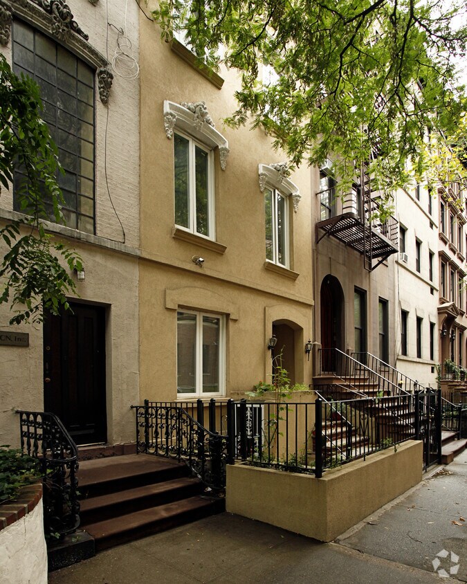 Building Photo - 227 E 31st St