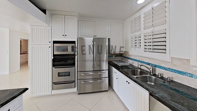 Foto del edificio - 2Bd 2Ba Spacious Newport Bay Front Condo