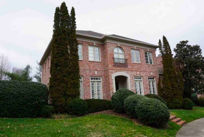 Building Photo - 552 Close Ln