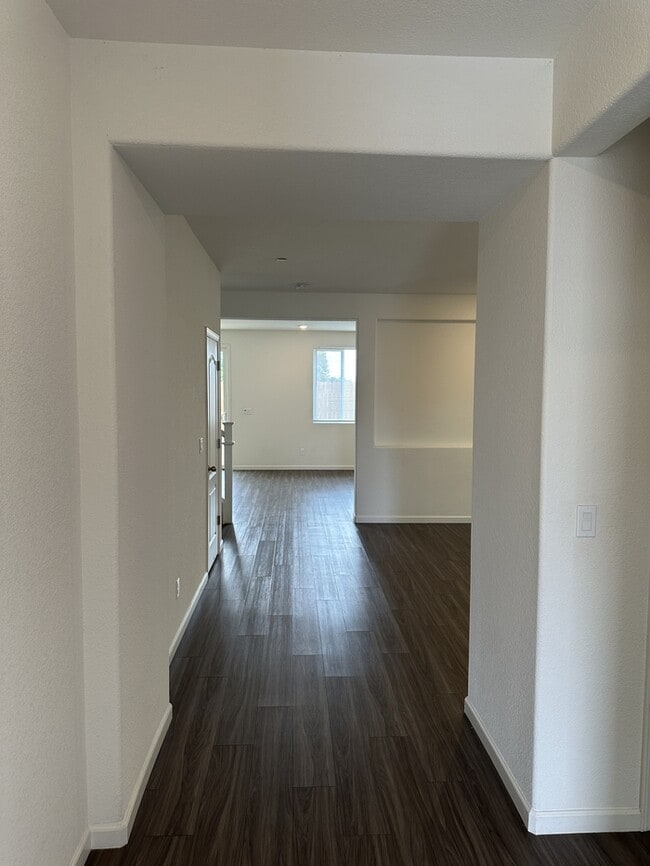 Building Photo - Manteca 5 Bedroom, 3 Bath Executive Style ...